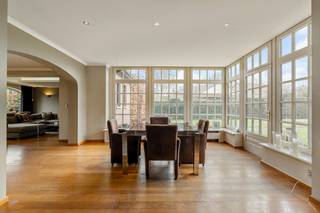 <span>CONTACT </span><br /><span>Jeroen Vandormael: jeroen@vastgoedvalkenborgh.be | 0498/05.76.72 </span><br /><br />Achter hoge, verzorgde scheidingsmuren in de Gildestraat 1 en 3 te Koersel (Beringen) gaat een eigendom schuil die zich niet meteen prijsgeeft, maar des te meer verrast eens men haar betreedt. Deze unieke eigendom bestaat uit twee volwaardige woonentiteiten, die uitsluitend in hun geheel worden verkocht en samen een uitzonderlijke totale bewoonbare oppervlakte van circa 904 m² vertegenwoordigen. <br /><br />De architectuur en opstelling van het geheel werden duidelijk doordacht met oog voor discretie, ruimte en multifunctionaliteit. Hoewel de woning aan de straatzijde bewust gesloten is opgevat, geniet het volledige complex binnenin van een aangename lichtinval en een open, luchtige beleving. Privacy en rust gaan hier hand in hand met ruimte en potentieel. <br /><br />Het hoofdgebouw vormt het hart van de eigendom en valt op door zijn royale volumes en grote leefruimtes. De leefvertrekken zijn ruim opgevat en bieden tal van mogelijkheden voor een hedendaagse herinrichting, zonder hun statige karakter te verliezen. Daarnaast beschikt dit gebouw over twee afzonderlijke burelen, wat het bijzonder geschikt maakt voor thuiswerk of een vrij beroep in eigen woning. <br /><br />Een absolute troef is de prachtige tuinkamer, uitgevoerd in eiken materialen, die het hoofdgebouw verbindt met de rechterwoonst. Deze ruimte vormt een natuurlijke overgang tussen binnen en buiten en is bij uitstek de plek waar het in de zomer heerlijk vertoeven is — of dat nu tijdens een barbecue, een tuinfeest of een rustig familiemoment is. <br /><br />Op de eerste verdieping bevinden zich vijf volwaardige slaapkamers, allen voorzien van ingebouwde kasten. De zeer ruime nachthal, eveneens uitgerust met maatwerkkasten, versterkt het gevoel van comfort en ruimte. Verder zijn er drie badkamers, waarvan één privatief aansluit op de master bedroom. <br /><br />De rechterwoonst biedt een totaal andere, maar minstens even interessante invulling en maakt deze eigendom werkelijk uniek. In het souterrain werd een uitgebreid garagecomplex voorzien voor drie wagens, met automatische poorten en comfortabele toegang. Daarboven bevinden zich op de eerste en tweede verdieping zeer ruime polyvalente ruimtes, die zich uitstekend lenen voor een herbestemming tot volwaardige woonfunctie, praktijkruimte, atelier of kangoeroewoning. Een keuken en een toilet zijn hier reeds aanwezig, wat de flexibiliteit van deze entiteit verder onderstreept. <br /><br />Een bijzonder element van deze rechterwoning is het wellnessgedeelte, uitgerust met een verwarmd binnenzwembad, sauna, turks stoombad, meerdere douches, een aparte toiletruimte en een kleedkamer. Deze zone biedt een uitzonderlijke basis voor wie wellness aan huis wenst te integreren, zij het dat hier ruimte is voor een hedendaagse opfrissing naar eigen smaak en comfort. <br /><br />Daarnaast beschikt deze woonentiteit ook over een indrukwekkende kelderverdieping, ingericht als feestzaal met aansluitende bar — een ideale setting voor private evenementen, ontspanning of hobbydoeleinden. <br /><br />Deze eigendom onderscheidt zich door haar schaal, indeling en veelzijdigheid, en is bovendien gelegen op een volledig omheind perceel dat privacy en rust garandeert. Ze leent zich perfect voor wie wonen wil combineren met werken, voor grote of samengestelde gezinnen, voor een kangoeroewoning of voor wie nood heeft aan ruimte voor een vrij beroep, atelier of praktijk.<br /><br />Het geheel vraagt opfrissings- en modernisatiewerken, wat toekomstige eigenaars de kans biedt om deze uitzonderlijke volumes volledig naar eigen inzicht en hedendaagse normen in te vullen. De solide basis, het karakter en de beschikbare oppervlakte maken dit echter tot een uitzonderlijk dankbaar renovatieproject met een zeldzaam eindresultaat. <br /><br />Een eigendom als deze komt zelden op de markt: discreet gelegen, uitzonderlijk ruim, multifunctioneel en boordevol potentieel — klaar om door de juiste visie opnieuw tot volle glorie te worden gebracht. <br /><br />INDELING <br />Linkerwoning: <br />Gelijkvloers: <br />Inkomhal met vestiaire, afzonderlijk toilet en bureel, bijzonder ruime woonkamer met eet- en zithoek, bijkomend apart bureel, keuken met rechtstreekse toegang tot de wasplaats/berging, aparte ontbijthoek met toegangsluik en trap naar de kelder, waar zich een uitzonderlijk sfeervol ingerichte ruimte bevindt, en rechtstreekse toegang tot een prachtig uitgewerkte tuinkamer in eikenhout. <br />Eerste verdieping: <br />Ruime nachthal met ingebouwde kasten, vijf slaapkamers waarvan één master bedroom met privatieve badkamer (ligbad, douche en dubbele lavabo), alle slaapkamers voorzien van maatwerk kasten, twee bijkomende badkamers, afzonderlijk toilet. <br />Zolderverdieping: <br />Zolderverdieping: praktische ruimte, geschikt voor opslag. <br /><br />Rechterwoning: <br />Inkomhal met afzonderlijke inkomdeur, garagecomplex met plaats voor drie wagens, toegang tot het zwembad- en wellnessgedeelte met douches, kleedruimtes en afzonderlijk toilet, op de eerste en tweede verdieping bijzonder ruime polyvalente ruimtes, bijkomend afzonderlijk toilet en keuken, via een brede trap toegang tot de kelderverdieping waar zich een sfeervolle feestzaal met bar bevindt, evenals een aparte ondergrondse ruimte bestemd voor de cv-installatie en zwembadtechnieken. <br /><br />TROEVEN <br />- twee volwaardige woonentiteiten, uitsluitend in geheel te koop <br />- uitzonderlijke totale bewoonbare oppervlakte van ca. 904 m² <br />- discrete en residentiële ligging achter hoge scheidingsmuren <br />- zeer ruime en lichtrijke leefvolumes met sterke indeling <br />- hoofdgebouw met vijf slaapkamers, drie badkamers en meerdere burelen <br />- prachtige eiken tuinkamer als verbindend element tussen beide entiteiten <br />- rechterwoning met polyvalente ruimtes, garagecomplex en wellnessgedeelte <br />- binnenzwembad, sauna, turks stoombad en doucheruimtes <br />- kelderverdieping ingericht als feestzaal met bar <br />- geschikt voor combinatie wonen/werken, vrij beroep of kangoeroewonen <br />- groot renovatiepotentieel met solide basis en uitzonderlijke schaal <br />- volledig omheinde tuin <br /><br />BEKNOPT <br />Bewoonbare opp: 904m² <br />Oppervlakte perceel: 17are 70ca <br />EPC: 393 kWh/m²/jaar (linkerwoning) en 331 kWh/m²/jaar (rechterwoning)- energielabel D <br />CV: stookolie <br />Jaar einde opbouw: 1976 (linkerwoning) en 1997 (rechterwoning) <br />Vraagprijs: 849.000 euro excl. registratierechten <br /><br />Meer info: <span>www.vastgoedvalkenborgh.be</span> <span>of via 0498/05.76.72 </span>