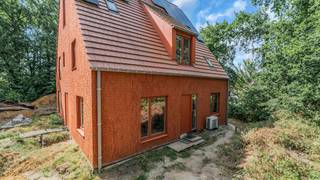 Welkom in deze uitzonderlijke en energiezuinige woning, gelegen aan de Zijstraat 23 in Opglabbeek. Deze halfopen, hedendaagse woning combineert een tijdloze architectuur met de nieuwste bouwtechnieken en een bijzonder hoog wooncomfort. Dankzij de rustige ligging en uitstekende energieprestaties is dit een woning die klaar is voor de toekomst.<br /><br />De woning werd opgetrokken in CLT (Cross Laminated Timber), een innovatieve en duurzame bouwmethode die bekendstaat om haar uitstekende isolerende eigenschappen, aangenaam binnenklimaat en uitzonderlijke stevigheid. De warme uitstraling wordt versterkt door de stijlvolle gelijmde steenstrips, die de woning een unieke en karaktervolle architectuur geven.<br /><br />Met een bewoonbare oppervlakte van 167 m² biedt deze woning alle ruimte voor een gezin. De indeling is praktisch en doordacht, met drie volwaardige slaapkamers, waardoor iedereen zijn eigen plek heeft. De woning beschikt over een stijlvolle, moderne badkamer die werd afgewerkt met kwalitatieve materialen en alle comfort biedt. Hier geniet u van een heerlijk ligbad, ideaal om na een drukke dag volledig tot rust te komen. Daarnaast is de badkamer ruim opgevat en ontworpen met oog voor zowel functionaliteit als een hedendaagse uitstraling. De open keuken is functioneel ingericht en beschikt over de nodige toestellen. Dankzij de open verbinding met de leefruimte blijft u tijdens het koken steeds in contact met uw gezin of gasten.<br /><br />Ook op technisch vlak is werkelijk aan alles gedacht. De woning is uitgerust met de nieuwste energiebesparende technieken, waaronder:<br />- zonnepanelen;<br />- warmtepomp;<br />- airconditioning voor extra comfort tijdens warme zomerdagen;<br />- een regenwaterput;<br />- elektrische screens aan de ramen, die zorgen voor extra privacy, zonwering en een aangenaam binnenklimaat.<br /><br />De uitstekende isolatie vertaalt zich in een indrukwekkend EPC van slechts -9 kWh/m² per jaar, goed voor een A+ energielabel. Dat betekent niet alleen een bijzonder lage energiefactuur, maar ook een woning die volledig klaar is voor de toekomst en voldoet aan de strengste normen op het vlak van duurzaamheid.<br />Binnen geniet u van een warme, natuurlijke sfeer dankzij de houten CLT-structuur, die een uniek gevoel van rust en gezelligheid creëert. De grote raampartijen zorgen bovendien voor een overvloed aan natuurlijk licht en brengen de groene omgeving als het ware naar binnen.<br /><br />Rustig wonen in een groene omgeving<br />De woning bevindt zich in een bijzonder rustige straat, omgeven door groen en natuur. Hier woont u in alle sereniteit, zonder in te boeten aan bereikbaarheid. Op korte afstand vindt u uitgestrekte bossen, wandel- en fietsroutes en de prachtige natuurgebieden van het Nationaal Park Hoge Kempen. Voor liefhebbers van wandelen, fietsen of gewoon genieten van de natuur is dit een absolute toplocatie.<br />Ook op culinair vlak heeft de omgeving heel wat te bieden. In Opglabbeek en de omliggende gemeenten vindt u tal van gezellige brasserieën, restaurants en sfeervolle cafés waar u terechtkunt voor zowel een snelle lunch als een uitgebreid diner. Bovendien bevinden alle dagelijkse voorzieningen zoals winkels, scholen en sportfaciliteiten zich op een korte afstand.<br /><br />Centrale ligging<br />Ondanks de rustige ligging geniet u van een uitstekende bereikbaarheid:<br />Genk centrum bereikt u in ongeveer 20 minuten.<br />Hasselt centrum bevindt zich op ongeveer 30 minuten rijden.<br />Hierdoor combineert u het beste van twee werelden: wonen in alle rust, met de levendigheid van de stad altijd binnen handbereik.<br /><br />Een woning die klaar is voor morgen<br />Deze woning is veel meer dan een mooi huis. Ze biedt een uitzonderlijke combinatie van moderne architectuur, duurzame bouwkwaliteit, een bijzonder laag energieverbruik en een aangename woonomgeving. Dankzij de innovatieve CLT-constructie, de hoogwaardige technieken en de rustige groene ligging investeert u niet alleen in een stijlvolle woning, maar ook in jarenlang zorgeloos wooncomfort.<br />Een unieke kans voor wie op zoek is naar een instapklare, energiepositieve en architecturale woning waar duurzaamheid, comfort en kwaliteit perfect samenkomen.<br /><br />Troeven van deze woning<br />- Slechts 2% registratierechten indien enige en eigen woning** (https://www.vlaanderen.be/belastingen-en-begroting/vlaamse-belastingen/registratiebelasting/verkooprecht/tarieven-in-het-verkooprecht/verlaagd-tarief-in-het-verkooprecht-voor-de-aankoop-van-de-enige-eigen-woning)<br />- Zeer energiezuinig<br />- Instapklaar en kwalitatief afgewerkt<br />- TOP-locatie<br />- Zonnepanelen voor een lagere energiefactuur<br />- Rustige en kindvriendelijke straat<br /><br />Neem gerust een kijkje in de 3D-tour en wandel alvast virtueel door de ruimte - wel zo makkelijk én leuk!<br />https://my.matterport.com/show/?m=4jqJdo8qZNa<br /><br />Wens jij deze parel te bezichtigen? Aarzel niet en neem contact met ons op, we staan voor je klaar!<br />Tel.: 0032 497 84 48 80<br />E-mail: info@caenenvastgoed.be<br /><br />Tot binnenkort!