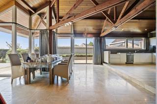 Ruime woning op 980m² met 5 slaapkamers te koop op de markt van Lo-Reninge.De zuidgerichte tuin, gunstig EPC en ruime woonoppervlakte zijn enkele...