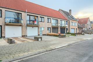 This bright townhouse for sale is located in a quiet residential area in Ostend, close to public transport, shops and a stone's throw from the bustling city center of Ostend. <br /><br />Layout:<br />* Ground floor<br />- entrance hall with a built-in closet<br />- separate toilet<br />- bedroom 1 (11m²)<br />- intermediate room/storage room with access to the garden<br />- garage with an automatic gate and washing machine connection. <br />- sunny garden (88m²) with maintenance-friendly artificial grass and garden house<br /><br />*First floor<br />- bright living space<br />- cozy terrace adjacent to the living space<br />- open kitchen with a combi oven, dishwasher, refrigerator, ceramic hob and sink<br />- night hall<br />- second bedroom (10 m²)<br />- bathroom with a bath with shower screen, bathroom furniture with mirror cabinet<br /><br />*Second floor (accessible via a retractable staircase)<br />- spacious attic over the entire surface of the house and possibility to furnish an additional bedroom<br /><br />Pros:<br />- sunny garden with garden house<br />- quiet yet central location in Ostend<br />- garage with automatic gate<br /><br />Looking for a quietly located house with garage and garden for sale in Ostend? Contact us for more information or an on-site visit.