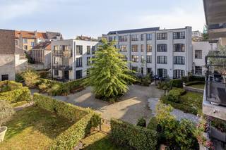 Ontdek dit stijlvol afgewerkte appartement in het hart van de Dansaertwijk, met uitzicht op de binnentuin. Gelegen in een rustige straat,...