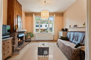 Voor meer info en foto’s, surf naar www.swevers.be– Charmant, licht en boordevol potentieel: deze halfopen bebouwing aan de Naamsesteenweg 256 in...