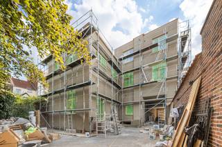 Nieuwe gemeubelde studio's met een EPC A-label op een toplocatie te centrum Leuven!<br />Project bestaande uit 28 eigentijdse ruime en lichtrijke studio's waarvan verschillende met een slaapniveau en terrassen. <br /><br />Het project wordt gekenmerkt door grote ramen en hoge plafonds en is gelegen op een centrale ligging nabij Groep T, verschillende campussen en het station van Leuven!<br />Alle studio's beschikken over een volledig ingerichte keuken en een badkamer met een inloopdouche, een wastafel met een spiegel en een toilet.<br /><br />Door een goede isolatie, lucht-lucht warmtepompen, zonnepanelen en hoogwaardig glas zijn deze studio's zeer energie-zuinig en allen voorzien van een EPC label A en zijn ze klaar voor de toekomst!<br /><br />De verkoop geschiedt volledig onder registratierechten! Oplevering voorzien midden september 2026!<br /><br />Voor degene die de studio niet zelf in gebruik nemen en willen verhuren, bieden we een huurgarantie voor het 1ste jaar.<br /><br />Voor meer info of een bezoek ter plaatse kan u contact opnemen via arnaut@immojanstas.be of op 0495/292080.