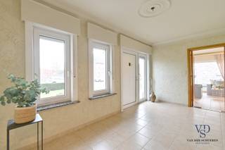 Deze te renoveren bungalowwoning biedt aangenaam gelijkvloers wonen met een slimme indeling en tal van mogelijkheden. U wordt verwelkomd in een...