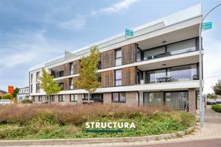 In de recente residentie “Oud Miereghem” bevindt zich dit aangename gelijkvloerse appartement met een privatieve tuin en een westgericht terras. Dankzij de lichtrijke leefruimte, de praktische indeling en de mooie buitenruimte geniet u hier van hedendaags wooncomfort in een aangename omgeving.Het appartement is bovendien reeds verhuurd, wat het ook bijzonder interessant maakt als investering.IndelingGelijkvloerse verdieping: inkomhal, lichtrijke leefruimte met open keuken en grote schuiframen naar het terras en de tuin, afzonderlijk toilet, berging, badkamer met inloopdouche en 2 slaapkamers (± 12,5 m² en ± 8,5 m²).Kelder: privatieve kelderberging.Parkeren: ondergrondse autostaanplaats verplicht aan te kopen voor € 25.000. Mogelijkheid tot aankoop van een tweede autostaanplaats.Karakteristieken- Recent gebouw (2020)- Energiezuinig – EPC-label A- Conforme elektrische installatie- Verhuurd sinds 2021 aan € 1.242,43/maand (incl. lasten)Of u nu op zoek bent naar een interessante vastgoedinvestering of een modern appartement met een aangename buitenruimte, dit pand heeft heel wat te bieden.Interesse? Contacteer ons voor meer informatie of een bezoek via 02 460 80 46 of info@structura.be.