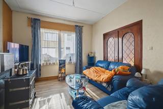 Deze woning met renovatiemogelijkheden is gunstig gelegen in de nabijheid van station, winkels, scholen, waardoor alle voorzieningen vlot bereikbaar zijn. <br />Indeling : inkomhal, gezellige woonkamer, eetplaats, keuken en badkamer. Op de eerste verdieping bevinden zich 2 slaapkamers. <br />Achteraan is er een gezellig tuintje met tuinhuis en fietsenberging en een handige achteruitgang die rechtstreeks toegang geeft tot het park.<br />Deze woning biedt heel wat potentieel voor wie graag een woning naar eigen smaak wil opfrissen. <br />Voor meer info mail vero@berno.be of bel 0471/27 38 03.