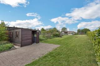 Voor meer info of een bezoek, bel 053 59 49 34. In het charmante Galmaarden (Pajottegem) bevindt zich dit handelspand met woonst op een...