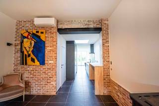 Deze <span><strong>modern gerenoveerde woning</strong></span> combineert hedendaags comfort met een warme, gezellige sfeer.<br />De <span><strong>gezellige woonkamer is voorzien van een pelletkachel.</strong></span> <br />Aansluitend is er de volledig<span><strong> nieuwe keuken, uitgerust met alle moderne toestellen</strong></span> en veel bergruimte.<br />Op het gelijkvloers is er een apart gastentoilet.<br />De <span><strong>ruime badkamer biedt alle comfort met een dubbele lavabo, een inloopdouche én een ligbad</strong></span>.<br />Via de trap in de woonkamer gaat u de 1ste verdieping waar een <span><strong>master bedroom is en een aansluitende dressing</strong></span>, die ook perfect kan dienen als extra slaapkamer of bureau.<br />Op de zolderverdieping werd bovendien een <span><strong>extra ruime</strong></span> <span><strong>zolderkamer</strong></span> ingericht.<br />Achteraan is er een<span><strong> terras met een klein, onderhoudsvriendelijk tuintje</strong></span>.<br />Bovendien is de woning voorzien van een<span><strong> doordacht en energiezuinig totaalconcept</strong></span>. De verwarming gebeurt via een <span><strong>Gaele-systeem in combinatie met een warmtepomp en een pelletkachel.</strong></span> Daarnaast zijn er <span><strong>11 zonnepanelen aanwezig, gekoppeld aan een thuisbatterij met een capaciteit van 10 kWh</strong></span>, wat bijdraagt aan een lagere energiekost<br />Gelegen <span><strong>op slechts 2 km van het centrum van Deerlijk,</strong></span> met een <span><strong>vlotte bereikbaarheid</strong></span> en alle voorzieningen in de buurt.<br />Een instapklare woning die zeker een bezoek waard is!<br />EPC : 100 en UC : 3648881<br />Wenst u meer uitleg of een bezoek ? Contacteer Peter : 0496/176878