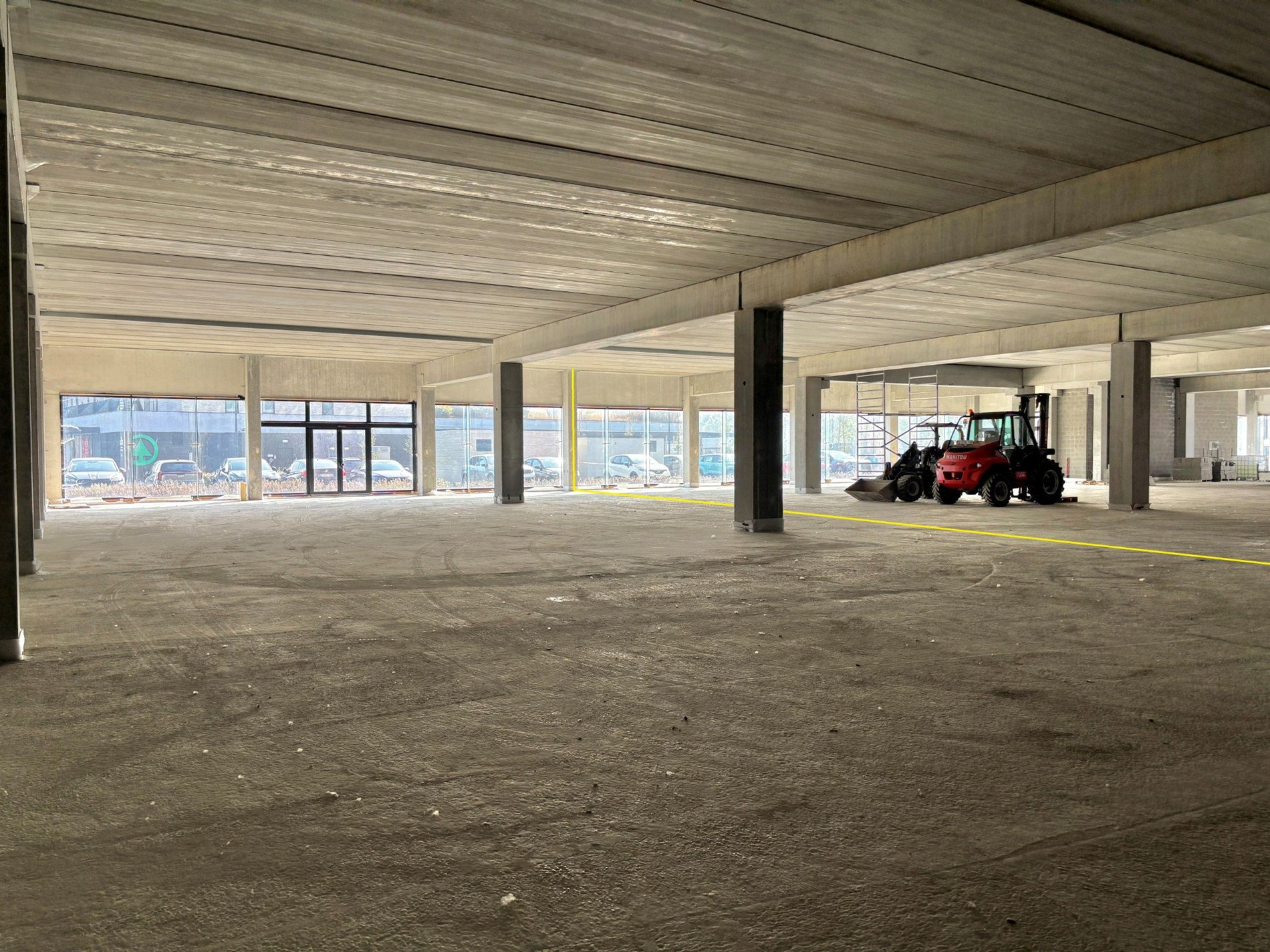 Commercial space with excellent visibility along the main road in Veurne. - photo 4