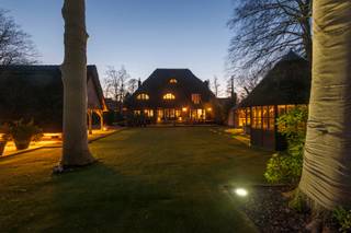 Stijlvolle villa op centrale locatie<br /><br />We treden dit schitterend perceel binnen via de automatische toegangspoort. Op de oprit is er plaats voor een scala aan wagens. Via de voordeur betreden we de villa via de inkomhal op authentieke tegels. Hier vinden we de trap naar boven, naar de grote kelder, de wasruimte en het gastentoilet met handenwasser. <br /><br />De oorspronkelijke deur verschaft ons toegang tot de ruime woonkamer, welke bestaat uit de eetkamer, bureauruimte en de zit- en tv kamer. Vanuit uit elke hoek van de woonkamer geniet men van prachtige zichten op de aangelegde tuin. De gezellige tv kamer beschikt over een inbouwcassette op hout. Aansluitend aan de eetkamer vinden we de gezellige keuken, met alle nodige toestellen. De ronde tafel is de perfecte plek voor elk gezin om samen de dag te beginen of af te ronden.<br /><br />Op de eerste verdieping vinden we 3 slaapkamers. De 2 ruime kinderkamers delen 1 badkamer, met douche en dubbele lavabo. De master slaapkamer heeft zijn eigen dressing, met ruim plaats voor alle kleren en schoenen. Naast de slaapkamer ligt de badkamer met ligbad, douche, dubbele lavabo en toilet.<br /><br />De bovenste verdieping is momenteel ingericht als bureau en gastenkamer, maar deze kamer kan makkelijk ingericht worden als volwaardige slaapkamer, met ernaast nog een kamer voor opslag.<br /><br />De tuin is compleet aangelegd met verschillende terrassen, hoekjes en plekjes om te spelen, te socializen, te eten, te ontspannen,… Er is zelfs een overdekte hottub. Verder vinden we ook nog een carport voor 1 wagen en een grote tuinberging. Heel de tuin is ’s nachts prachtig verlicht.<br /><br />De villa is gelegen in de wijk Donk, met alle nodige winkels, scholen, openbaar vervoer, snelweg… vlakbij.