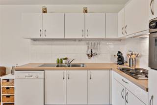 <p><strong>Appartement clé en main de 2 chambres (±71 m²) avec 2 salles de bains et terrasses </strong></p><p>Appartement bien entretenu avec un <strong>espace de vie lumineux</strong>, une <strong>cuisine entièrement équipée</strong>, <strong>2 chambres</strong>, <strong>2 salles de bains</strong>, des toilettes séparées et un débarras avec branchement pour machine à laver.</p><p><strong>Caractéristiques :</strong></p><ul><li><p>EPC <strong>C</strong> & électricité conforme</p></li><li><p>Chauffage électrique par pièce</p></li><li><p>Vitrage insonorisé</p></li><li><p>Revêtement de sol stratifié dans les pièces à vivre et les chambres à coucher</p></li><li><p>Carrelage dans la cuisine, les salles de bains et le hall d'entrée</p></li></ul><p><strong>Extras :</strong></p><ul><li><p>Plusieurs terrasses, dont un <strong>balcon orienté sud-est</strong></p></li><li><p>Abri à vélos, local à poubelles & hangar commun</p></li></ul><p>Excellente situation et agencement efficace - <strong>prêt à l'emploi et confortable</strong>.</p>