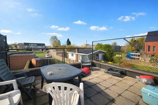 Duplex appartement, type half open bebouwing, met 2 slaapkamers en ruim terras op een zeer goede locatie te Zandhoven, bestaande uit: apart toilet met handenwasser en plaats voor vestiaire; leefruimte met veel lichtinval en directe toegang tot het aangename terras; open, ingerichte keuken voorzien van keramische kookplaat, dampkap, combi-oven en koelkast; berging met aansluiting voor wasmachine. Verdieping 2: twee slaapkamers, badkamer met ligbad/douchescherm en lavabomeubel. Bergzolder in de nok van het dak. Garagebox achter het gebouw bij aan te kopen (25.000 euro). Individuele nutsmeters, centrale verwarming op aardgas, alu ramen met dubbele beglazing, elektriciteit conform! Lage maandelijkse kosten. EPC: 222 kWh/m². Verhuurd, doch beschikbaar najaar 2026.