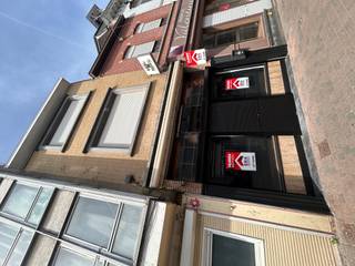 Dit veelzijdig pand is ideaal voor wie wonen en werken wil combineren op een centrale ligging.Indeling:Gelijkvloers: handelspand – keuken –...