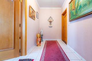 Deze charmante woning kent een mooie gevelbreedte waardoor de woning over enorm veel ruimte beschikt. De indeling is als volgt:...