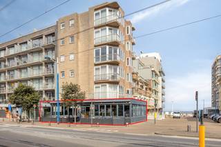 Enkele kenmerken van het pand:- hoekpand- gelagzaal: 72 m²- kelder met toiletten en stockage: 72 m²- uitbouw Heiststraat: 24 m² en 32 m²Huurprijs:...