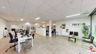 <p>Bij ImmoFusion 7/7 “open huis” : klik op onze 3D-TOUR.<br />Ervaar vastgoed alsof je er zelf doorloopt!</p>
<p><br />Ontdek deze ruime en veelzijdige commerciële kantoorruimte op een zichtlocatie aan de Meylandtlaan 107/2. Dankzij de centrale ligging en de uitstekende bereikbaarheid vormt dit pand de ideale uitvalsbasis voor een kantoor, interimkantoor, praktijkruimte of andere professionele activiteit.</p>
<p>Bij het betreden van het pand komt u terecht in een royale open ruimte die momenteel ingericht is als bureauruimte. Deze lichtrijke ontvangstruimte straalt professionaliteit uit en biedt tal van mogelijkheden naar indeling en gebruik. Aansluitend bevindt zich een tweede ruime kantoorruimte, ideaal als extra werkruimte of ontvangstruimte voor klanten en bezoekers.</p>
<p>Verder beschikt het pand nog over een praktische achterliggende ruimte waar momenteel kapstokken voorzien zijn, met bovendien voldoende plaats voor een extra bureau of archiefruimte. Aan de rechterzijde bevindt zich de eenvoudige kitchenette en zijn er twee aparte toiletten aanwezig, wat het comfort voor personeel en bezoekers compleet maakt.</p>
<p>Dankzij de functionele indeling en de commerciële ligging biedt dit pand enorm veel potentieel voor ondernemers die op zoek zijn naar een instapklare kantoorruimte met visibiliteit.<br /><br />Maatregelen opgenomen in het Maatregelenregister: neen</p>
<p>Pluspunten:<br />- Commerciële topligging<br />- Veel mogelijkheden naar inrichting<br />- Ruime open kantoorruimtes<br />- 2 aparte toiletten<br />- Praktische kitchenette<br />- Veel natuurlijke lichtinval<br />- Uitstekende bereikbaarheid<br />- Ideaal voor kantoor, praktijk of dienstverlening<br /><br />Maatregelen opgenomen in het Maatregelenregister: nee</p>
<p>Bent u op zoek naar een professioneel pand met een praktische indeling en een uitstekende ligging? Dan is deze commerciële ruimte zeker een bezoek waard!</p>
<p>Voor een bezichtiging ter plaatse of meer info, bel ons op 078/78.78.70, of kom gewoon binnen op ons kantoor, steeds welkom!</p>