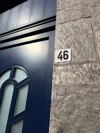 Bent u op zoek naar een ruime stadswoning met karakter, een uitstekende ligging en tal van mogelijkheden om er uw eigen thuis van te maken? Dan is deze charmante herenwoning in de Vredestraat zeker een bezoek waard.
Deze gesloten bebouwing biedt een bewoonbare oppervlakte van circa 190 m², verdeeld over drie volwaardige niveaus. Achter de authentieke gevel ontdekt u een ruime leefomgeving met inkomhal, woonkamer, eetkamer, keuken, twee badkamers, vier slaapkamers, bureau, zolderruimte en kelder. Dankzij het royale woonvolume is deze woning bijzonder geschikt voor gezinnen die op zoek zijn naar extra ruimte in het centrum van de stad.
De woning geniet van een topligging op wandelafstand van winkels, scholen, horeca en openbaar vervoer. Het station van Geraardsbergen bevindt zich op korte afstand, waardoor ook pendelaars hier een uitstekende uitvalsbasis vinden.
Hoewel de woning reeds beschikt over een EPC-label C en dus niet onder de renovatieverplichting valt, dient rekening gehouden te worden met enkele werken. Zo is de elektrische installatie niet conform de huidige regelgeving en kan de woning op verschillende plaatsen een opfrissing gebruiken. Dit biedt echter meteen de kans om het pand volledig naar eigen smaak en hedendaagse woonnormen aan te passen. Daarnaast beschikt de woning over een bijzonder sterk potentieel dankzij haar grootte, indeling en centrale ligging.
Deze eigendom vormt een uitstekende opportuniteit voor kopers die op zoek zijn naar een karaktervolle gezinswoning met een solide basis, veel ruimte en de mogelijkheid om zelf verdere waarde te creëren.
Meer informatie, foto's, attesten en beschikbare documenten vindt u terug op de website van CasaVista Vastgoed.
Wenst u deze woning graag ter plaatse te ontdekken? Neem dan contact op met het CasaVista & Team via info@casavista.be of telefonisch op 054 41 25 00. Vastgoedmakelaar Cedric begeleidt u graag tijdens een vrijblijvend plaatsbezoek.