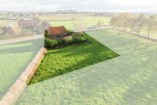 Gunstig en landelijk gelegen stuk bouwgrond van 1751m². Zuidwest georiënteerd.  Sloop en heropbouw mogelijk! Er dient rekening gehouden te worden...