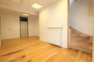 Te Koop: Luxe Duplex Appartement in het Hart van KortrijkOntdek dit prachtige duplex appartement, gelegen in het bruisende centrum van Kortrijk! Dit...