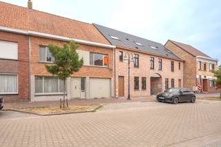 <p>Deze charmante woning bevindt zich in het centrum van Moerkerke. Alle faciliteiten zoals winkels, school, kinderopvang, openbaar vervoer, ... zijn op wandelafstand te bereiken. <br /><br />De woning is ingedeeld als volgt: <br />Gelijkvloers: inkomhal met gastentoilet - ruime en lichtrijke leefruimte met zit- en eethoek. Aan de met de gezellige houthaard is het 's winters steeds genieten. Vanuit de erker aan de leefruimte heeft u toegang tot het terras en geniet u van een zicht op de nieuw aangelegede tuin - open keuken voorzien van kwalitatieve SMEG-toestellen (koelkast, dampkam, gasfornuis met 2 ovens) alsook een 2e eetplaats - tot slot vinden we op het gelijkvloers een inpandige garage van om en bij 15m². <br />Eerste verdieping: 3 ruime slaapkamers - badkamer voorzien van inloopdouche, lavabo en een toilet. <br />In de master bedroom zijn de leidingen voor een vrijstand bad voorzien. <br />Zolder: een zolder van ca. 70m² met extra opbergruimte of mogelijkheden tot extra slaapkamer(s). <br /><br />Buitenaanleg: de prachtige, zongerichte tuin werd in mei 2026 volledig opnieuw aangelegd met organische vormen. Deze is voorzien van een ruim terras aan de woning alsook een terras in sierkiezel achteraan. Aangebouwd aan de woning is ook een praktische tuinberging voorzien. <br /><br />Goed om te weten:<br />- leefruimte en eerste verdieping zijn voorzien van eiken parket<br />- gerenoveerd in 2025 <br />- nieuwe waterleidingen, vernieuwde en goedgekeurde elektriciteit, nieuwe keuken, radiatoren, badkamer en vloeren,...<br />- Overal rolluiken, ideaal voor comfort, privacy en isolatie<br /><br />Contacteer ons vandaag nog voor meer informatie of een bezichtiging: 050/73.73.73 of via info@bonnevastgoed.be.</p>