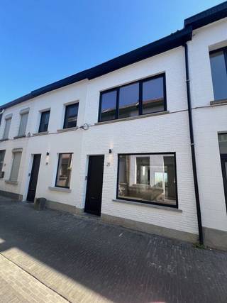 Deze woning onderging in 2024 een volledige en stijlvolle renovatie, waarbij uitsluitend werd gewerkt met hoogwaardige materialen. Ze is gelegen in...