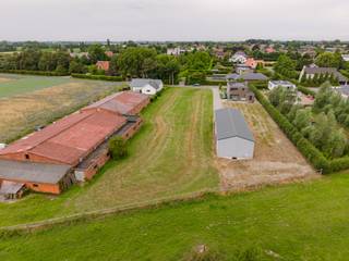 Unieke bouwgrond van 2.690 m² – Gentstraat 14, Zilverberg (Roeselare)<br /><br />Bent u op zoek naar een ruim perceel waar wonen en ondernemen gecombineerd kunnen worden? Dan biedt deze uitzonderlijke bouwgrond een zeldzame opportuniteit.<br /><br />Met een oppervlakte van 2.690 m², een straatbreedte van meer dan 24 meter en een diepte van ca. 112 meter biedt dit perceel tal van mogelijkheden. Achteraan grenst het aan bosgebied, wat zorgt voor een blijvend groen uitzicht, maximale privacy en de zekerheid dat er achteraan niet meer gebouwd wordt.<br /><br />Gelegen aansluitend op de dorpskern van Zilverberg en op slechts 1 km van het centrum van Roeselare, met een uitstekende bereikbaarheid via de N32, N36 en E403. Winkels, scholen, openbaar vervoer en andere voorzieningen bevinden zich in de directe omgeving.<br /><br />De bestemming laat onder meer toe:<br />• vrijstaande woning;<br />• woning met administratieve bedrijfszetel;<br />• woning met para-agrarische activiteit (o.a. dierenarts, trimsalon, logopedist, psycholoog, labo, landschapsarchitect...);<br />• woning met achterliggende loods of hangaar;<br />• vrijstaande loods of hangaar, ook zonder woning.<br /><br />Dankzij de royale perceeloppervlakte kan een ruime loods of hangaar worden gebouwd voor opslag, werkplaats, stalling, dierenhouderij of commerciële, ambachtelijke en industriële activiteiten. De bedrijvigheid hoeft niet grondgebonden te zijn.<br /><br />Geschikt voor onder meer een garagebedrijf, grondwerker, tuinaanlegger, machineherstel, hondenpension, veehandel of andere ondernemingen.<br /><br />Troeven<br />✔ 2.690 m² bouwgrond<br />✔ Straatbreedte > 24 m – diepte ±112 m<br />✔ Achteraan bosgebied<br />✔ Wonen en ondernemen combineerbaar<br />✔ Zeer ruime bouw- en gebruiksmogelijkheden<br />✔ Uitstekende bereikbaarheid<br />✔ Slechts 1 km van Roeselare<br /><br />Een perceel met deze oppervlakte, bestemming en mogelijkheden is bijzonder zeldzaam en biedt een unieke kans voor zowel particulieren als ondernemers.<br /><br />Voor meer informatie of een bezichtiging contacteer Simon via 0498/123.708 of simon@vicusvastgoed.be