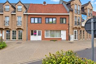 Op het Burgemeester Heymansplein 1 in Beverlo ontdek je deze ruime woning met een bewoonbare oppervlakte van 158 m². Dankzij de 3 slaapkamers, de praktische woonoppervlakte en de centrale ligging vormt deze woning een interessante opportuniteit voor wie op zoek is naar een comfortabele thuis in een goed bereikbare omgeving.<br /><br />De woning biedt heel wat mogelijkheden en is geschikt voor zowel gezinnen als starters die op zoek zijn naar een eigen plek. Met 3 slaapkamers is er voldoende ruimte voor het hele gezin, een thuiskantoor of een hobbykamer.<br /><br />Een belangrijke troef is het EPC-label C. Hierdoor heeft de woning geen renovatieverplichting op basis van het huidige EPC-label. Zo geniet je van extra gemoedsrust bij de aankoop.<br /><br />Ook de ligging is een grote meerwaarde. Winkels, scholen en andere dagelijkse voorzieningen bevinden zich in de nabije omgeving. Bovendien zorgen de nabijgelegen verbindingswegen en de vlotte aansluiting op de autosnelweg ervoor dat omliggende gemeenten en steden gemakkelijk bereikbaar zijn.<br /><br />Ben je op zoek naar een woning met voldoende ruimte, een centrale ligging en een gunstig EPC-label? Dan is deze woning in Beverlo zeker een bezoek waard!<br /><br />Pluspunten:<br />- Centrale ligging in Beverlo<br />- Bewoonbare oppervlakte van 158 m² (Bron EPC)<br />- 3 slaapkamers<br />- EPC-label C (geen renovatieverplichting op basis van het huidige EPC-label)<br />- Winkels en scholen in de nabije omgeving<br />- Vlotte verbinding naar de autosnelweg<br /><br />Maatregelen opgenomen in het Maatregelenregister: nee<br /><br />Voor een bezichtiging of meer informatie, bel ons op 078/78.78.70 of spring gerust eens binnen in ons kantoor. Je bent altijd welkom!
