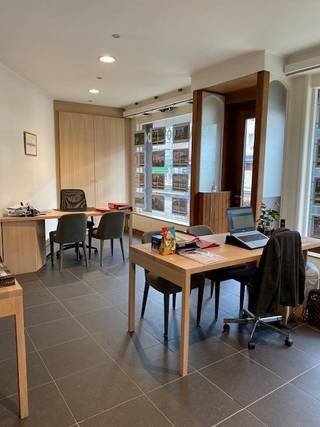 Dit handelspand ( circa 65 m² ) is gelegen op het gelijkvloers met een aparte ingang.<br />11m etalage breedte, grote visibiliteit. Met een afzonderlijk afsluitbare vergaderruimte, keuken en een apart toilet met handwasser. Topligging op de Parklaan vlakbij de vernieuwde Grote Markt, park en het Hendrik-Heymanplein! Gunstig gelegen nabij alle belangrijke invalswegen zoals E17 Gent-Antwerpen en N16. Verschillende mogelijkheden!