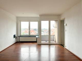 Op zoek naar een ruim appartement op een gunstige ligging nabij het centrum van Sint-Niklaas? Dan is dit appartement in de Peter Benoitstraat 54 mogelijks wat je zoekt.<br /><br />Het appartement is gelegen op de vierde verdieping en makkelijk te bereiken via de lift. <br /><br />Het appartement beschikt over een praktische indeling met een inkomhal, een lichtrijke leefruimte en een terras. De keuken sluit aan op een handige berging. Verder zijn er nog twee extra bergruimtes aanwezig in de hal, een apart toilet en een badkamer uitgerust met douche en lavabomeubel.<br /><br />Daarnaast omvat het appartement twee volwaardige slaapkamers.<br /><br />Mogelijkheid tot aankoop van een afgesloten garagebox aan €15.000.<br /><br />Gelegen nabij winkels, openbaar vervoer en het centrum van Sint-Niklaas, combineert dit appartement comfort met een uitstekende bereikbaarheid.<br /><br />Interesse? Plan je bezoek in via info@immo-jet.be.