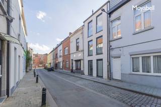 <p>Deze moderne, bijna-energieneutrale nieuwbouwwoning met <strong>E-peil 15</strong> is ideaal voor <strong>co-housing</strong> en bevindt zich op een toplocatie in Gent, vlak bij de Vrijdagmarkt en het historische Patershol.</p>
<p>De woning beschikt over <strong>4 slaapkamers</strong>, verdeeld over verschillende verdiepingen, een ruime gemeenschappelijke leefruimte met open keuken en een <strong>zonnig terras</strong>. Daarnaast biedt de multifunctionele ruimte mogelijkheden als coworkingplek, bureau, bibliotheek of extra leefruimte.</p>
<p>De slimme indeling combineert <strong>gezamenlijk wonen met voldoende privacy</strong>. Dankzij de centrale ligging zijn winkels, horeca, cultuur en openbaar vervoer vlot bereikbaar.</p>
<p><strong>Een energiezuinige en moderne woning, perfect voor wie samen wil wonen in het hart van Gent.</strong></p>
