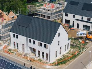 Zoveel meer dan wonen doe je in het Klaphof van Zonhoven. Hier vind je het gemak van een gezellig centrum op enkele minuten wandelen en de puurheid van de natuur op een boogscheut van je woning. Het Klaphof in Zonhoven is een nieuwe woonomgeving ideaal gelegen in de nabijheid van de E314 vlakbij Hasselt of Genk. Alle percelen zijn ruim om zowel een aangename woning als tuin te voorzien. Deze eigentijdse halfopen bebouwing met zonnepanelen en BEN-certificaat is te koop. Het is een goed gelegen 3-slaapkamer woning met heel wat ruimte en wooncomfort. Deze woning spreekt zowel jonge koppels, gezinnen, nieuw samengestelde gezinnen en medioren aan. Deze woning wordt volledig sleutel-op-de-deur gebouwd, met materialen die jij samen met onze binnenhuisarchitect kan kiezen.<br /><br />Indeling:
<ul>
<li>Gelijkvloers: garage, tuinberging, inkom, wc, leefruimte, eetkamer met open keuken en berging</li>
<li>Eerste verdieping: 3 slaapkamers, dressing, technische berging en een badkamer</li>
<li>Zolder: afwerking nog niet voorzien.</li>
</ul>
De troeven:
<ul>
<li>Perceel van 3a 14ca.</li>
<li>Inclusief zonnepanelen </li>
<li>Prijs: 552.687,00 € inclusief kosten; (Inbegrepen kosten zijn: notariskosten, grond, registratie rechten, architect, EPB, veiligheidscoördinator, BTW).</li>
<li>Bouwen op maat met Splendid</li>
</ul>
ℹ️ Wens je meer informatie of een afspraak? Bel ons dan nu op het nummer 011 45 82 30<br />💻 Meer projecten? Surf naar www.splendid.be. Samen maken we jouw woondroom waar.