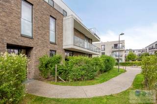 Recent gelijkvloers appartement, uit 2019, van 92 m² met hoogwaardige afwerking, unieke buitenbeleving en ruime garage op wandelafstand van het centrum van Putte.<br /><br />Dit volledig instapklare appartement, gelegen in Residentie 'De Mouterij', bevindt zich vlak bij de dorpskern van Putte. Hierdoor zijn lokale handelszaken, scholen en openbaar vervoer op wandelafstand bereikbaar. Bovendien geniet u van een vlotte verbinding naar Antwerpen en Brussel via de R6.<br /><br />Via de gemeenschappelijke parktuin bereiken we de inkomhal van het gebouw, die toegang biedt tot het appartement. Bij het binnenkomen worden we verwelkomd in de inkom-/nachthal, waar voldoende ruimte is voorzien voor een vestiairekast. De nachthal beschikt over een gastentoilet en geeft toegang tot twee slaapkamers, een uitgeruste badkamer met ligbad en inloopdouche, en de stijlvol afgewerkte leefruimte. <br /><br />De ruime leefruimte met zithoek en eetplaats geniet dankzij de grote raampartijen van een overvloed aan natuurlijk licht. Aansluitend bevindt zich de hyper geïnstalleerde keuken, uitgerust met kwalitatieve Miele-toestellen en alle hedendaagse comfort. Verder beschikt de keuken over een praktische berging met geïntegreerde wasplaats.<br /><br />Troeven: EPC label A, automatische screens, twee zonnige terrassen, kelderberging, GEEN BTW - registratie (2%). Ondergrondse autostaanplaats verplicht bij aan te kopen. <br /><br />Kortom, dit geheel combineert alle hedendaagse luxe.