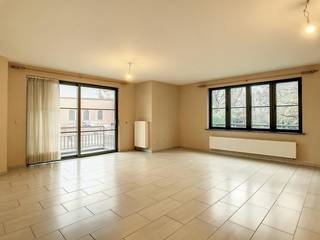 Disposition : <br /><br />- hall d'entrée<br />- espace de vie ouvert avec fenêtre coulissante et accès à la terrasse<br />- terrasse couverte (5 m²) orientée sud-ouest avec vue sur le parc adjacent<br />- cuisine<br />- débarras avec connexion pour lave-linge et sèche-linge<br />- toilettes séparées avec lavabo<br />- chambre 1 avec salle de bain attenante, équipée d'une douche et d'un lavabo<br />- salle de bain 2 avec baignoire et double vasque<br />- chambre 2<br />- rangement au sous-sol (4 m²)<br /><br />Avantages supplémentaires :<br />- Faibles coûts fixes : 60€ (y compris le paiement anticipé pour l'utilisation privée de l'eau)<br />- possibilité de louer un garage avec portail sectionnel (G24) à partir du 1/6/2027 (100 €/mois)<br />- un espace pour garer votre vélo dans le parking souterrain<br />- porte d'entrée ignifuge et sécurisée<br />- ascenseur<br /><br />L'appartement sera disponible à partir du 1/12/2026.<br /><br />Cet appartement à louer à Lint vous intéresse ?<br />N'hésitez pas à soumettre une demande de visite via notre site internet via la barre rouge qui y est prévue.<br /><br />Vous souhaitez également vendre ou louer votre propriété ? Nous sommes heureux de pouvoir vous aider. Toujours à votre service pour répondre à toutes vos questions sur l'immobilier.<br />