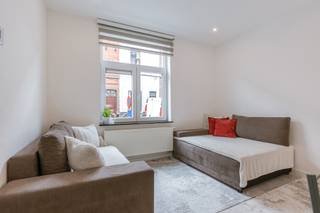 Instapklaar appartement op een toplocatie in Sint-Amandsberg <br /><br />EPC-score: C<br />Mobi-score: 9.4/10<br /><br />In de Kunstenaarstraat 21 in Sint-Amandsberg bevindt zich dit kleinschalig gebouw bestaande uit vijf appartementen voor eigen bewoning of ideaal als investering. Het pand omvat vier één-slaapkamerappartementen en één twee-slaapkamerappartement. Dit appartement is het gelijkvloerse 2-slaapkamerappartement. <br /><br />De ligging biedt een aangename woonomgeving met een vlotte verbinding naar het centrum van Gent, invalswegen (E17/E40/R4), openbaar vervoer, winkels en andere voorzieningen. <br />Elk appartement beschikt over een lichtrijke leefruimte, een geïnstalleerde keuken, een badkamer en één of twee volwaardige slaapkamers. De appartementen hebben een praktische indeling en zijn volledig instapklaar. <br /><br />Prijzen:<br /><br />• Nr. 21 (2 slaapkamers, 59m2): €270.000<br />• Nr. 23A (1 slaapkamer): €200.000<br />• Nr. 23B (1 slaapkamer): €170.000<br />• Nr. 23C (1 slaapkamer): €180.000<br />• Nr. 23D (1 slaapkamer): €175.000<br /><br />Meer info of een bezoek inplannen?<br /><br />Contacteer Laura via 0473 41 35 62 of via info@vicusvastgoed.be