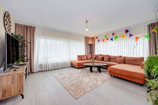<p><span>Ruime open bebouwing met 5 slaapkamers op een perceel in het landelijke Eindhout</span></p><p><span>Deze </span><span>volledig vrijstaande woning</span><span> is </span><span>rustig gelegen in Eindhout</span><span> en combineert een groene, landelijke omgeving met een vlotte bereikbaarheid naar belangrijke verbindingswegen en de autosnelweg. Dankzij de ruime bewoonbare oppervlakte, </span><span>vijf slaapkamers en de grote tuin</span><span> biedt deze eigendom tal van mogelijkheden voor gezinnen, zelfstandigen of wie op zoek is naar extra ruimte.</span></p><p><span>De woning verwelkomt u via een ruime inkomhal die toegang geeft tot de lichtrijke leefruimte. Grote raampartijen zorgen hier voor een aangenaam ruimtegevoel en een overvloed aan natuurlijk licht. Aansluitend bevindt zich de volledig ingerichte keuken met directe toegang tot het terras en de tuin. Naast de keuken bevindt zich een </span><span>praktische berging </span><span>met aansluitingen voor wasmachine en droogkast.</span></p><p><span>Op het gelijkvloers zijn drie volwaardige slaapkamers aanwezig, allen afgewerkt met parketvloeren. Verder beschikt deze verdieping over een badkamer met ligbad en lavabo, alsook een apart gastentoilet.</span></p><p><span>De verdieping omvat nog twee extra slaapkamers, een tweede badkamer met toilet en een bijkomende ingerichte keuken. Hierdoor biedt de woning interessante mogelijkheden </span><span>voor grotere gezinnen, kangoeroewonen of een combinatie van wonen en werken.</span></p><p><span>Buiten geniet u van </span><span>een ruime aangelegde tuin met verschillende terrassen en voldoende parkeermogelijkheden</span><span>. Naast de woning bevindt zich een brede oprit en een carport. Achteraan beschikt de eigendom over een ondergrondse garage met aansluitende kelderruimtes waar de technische installaties zijn ondergebracht.</span></p><p><span>Indeling:</span></p><ul><li><span>Gelijkvloers: </span></li></ul><p><span>- Ruime inkomhal </span></p><p><span>- Lichtrijke leefruimte </span></p><p><span>- Ingerichte keuken met toegang tot terras </span></p><p><span>- Berging/wasplaats </span></p><p><span>- Apart gastentoilet </span></p><p><span>- Badkamer met ligbad en lavabo </span></p><p><span>- 3 slaapkamers </span></p><ul><li><span>Verdieping: </span></li></ul><p><span>- Nachthal </span></p><p><span>- 2 slaapkamers </span></p><p><span>- Badkamer met toilet </span></p><p><span>- Ingerichte keuken </span></p><ul><li><span>Kelder: </span></li></ul><p><span>- Ondergrondse garage </span></p><p><span>- Verschillende kelderruimtes en technische lokalen </span></p><p><span>Bijzonderheden:</span></p><ul><li><span>Volledig open bebouwing </span></li><li><span>5 slaapkamers </span></li><li><span>Ruime aangelegde tuin </span></li><li><span>Carport en meerdere parkeerplaatsen op eigen terrein </span></li><li><span>Ondergrondse garage en kelderverdieping </span></li><li><span>Dubbele beglazing </span></li><li><span>Centrale verwarming op stookolie </span></li><li><span>Zonnepanelen voor warmwaterproductie </span></li><li><span>Gasaansluiting aanwezig in de straat .</span></li><li><span>Elektriciteit conform</span></li></ul><p><span> </span></p><p><span>Ben jij geïnteresseerd in deze woning, te koop in Eindhout, ben je op zoek naar ander vastgoed, een investering of wens je de waarde van jouw eigendom te kennen? Dan ben je bij BOLT immo aan het juiste adres! Wij helpen jou graag verder.</span><span> </span></p><p><span> </span></p>