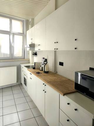 <p>Stijlvol tweeslaapkamerappartement in hartje Antwerpen</p><p>Op een toplocatie in het centrum van Antwerpen, vlak bij de Meir, de Groenplaats, de Wilde Zee en tal van winkels, restaurants en culturele hotspots, bevindt zich dit stijlvolle tweeslaapkamerappartement aan Meirbrug 2.</p><p>Bij het binnenkomen kom je terecht in de ruime inkomhal met ingebouwde vestiairekast. Rechts bevindt zich de keuken, met aansluitend een terras/praktische buitenberging voorzien van aansluiting voor wasmachine en droogkast. Vanuit de inkomhal is ook het aparte toilet bereikbaar.</p><p>Links opent het appartement zich naar een ruime en lichte leefruimte, afgewerkt met een karaktervolle visgraatparketvloer. Vanuit de leefruimte heb je rechtstreeks toegang tot beide slaapkamers.</p><p>De grootste slaapkamer beschikt over een en-suitebadkamer met ruime inloopdouche en dubbele lavabo. De tweede slaapkamer is ideaal als extra slaapkamer, kinderkamer of bureau.</p><p>De combinatie van de ruime leefruimte, warme parketvloer en praktische indeling maakt dit tot een ideaal stadsappartement. Een bijkomend pluspunt is dat het appartement bereikbaar is via een lift en dat er in het gebouw een fietsenberging aanwezig is.</p><p>Winkels, restaurants, openbaar vervoer, cultuur en het historische centrum bevinden zich allemaal op wandelafstand. Ideaal voor wie comfortabel en centraal wil wonen in hartje Antwerpen.</p>