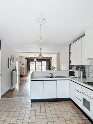 Net en vooral verrassend ruim gebouw met handelsruimte op de benedenverdieping (93m²) met stadstuintje en een triplexplexappartement (146m²)met...