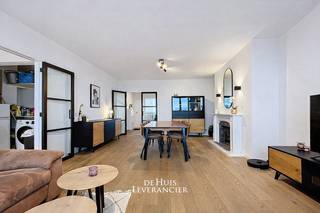 Op de 13e verdieping bevindt zich dit volledig gerenoveerde appartement (2020), afgewerkt met oog voor comfort, kwaliteit en duurzaamheid. Dankzij...