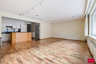 Op zoek naar comfortabel wonen op één niveau? Dit verzorgd en instapklaar gelijkvloers appartement biedt alles wat je nodig hebt: een inkomhal...