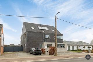 Voor meer info van deze woning of een gratis waardebepaling van je eigen woning: 016 199 340 of jordi.broes@homixx.be.<br />Voor een volledige fotoreeks en volledige tekst: www.homixx.be<br /><br />Luxueuze BEN-woning met handelspand en zorgwoning in OLV-Waver van 2014 met 3 verschillende ingangen.<br />Deze eigendom combineert een high-end woonst met een veelzijdig handelspand en zorgwoning en is gelegen op een perceel van 9a 19ca. Met een indrukwekkende bew opp van 468 m² en een verfijnde afwerking biedt deze woning een uniek en duurzaam leefcomfort.<br />Ruime inkomhal met gastentoilet, vestiaire en video-/parlofoon.<br />Handelspand met alle mogelijkheden voor professioneel gebruik.<br />High-end Mortex keuken, volledig uitgerust met Siemens-toestellen.<br />Royale living en grote raampartijen voor een overvloed aan lichtinval.<br />Bureau-/speelruimte met directe toegang tot de living.<br />Berging/wasplaats met praktische opbergruimte.<br />Regenwaterput (10.000 liter) aangesloten op 2 toiletten.<br />3 ruime slaapkamers (mogelijkheid tot 5).<br />Master bedroom met dressing en en-suite badkamer.<br />3 badkamers, 1 op elk verdiep en in totaal 5 toiletten.<br />Volledig afgewerkte en geïsoleerde zolderruimte ideaal als extra leefruimte, hobbykamer of gastenverblijf.<br />Grote tuin met meerdere terrassen, ideaal voor ontspanning en buitenactiviteiten.<br />6 buitenparkings, perfect voor zowel privé- als professioneel gebruik.<br />Ventilatiesysteem C+ EVO.<br />Gescheiden riolering voor regen- en afvalwater.<br />Verwarming via een ATAG condensatieketel (2013) en vloerverwarming voor maximaal comfort.<br />2 zonneboilers en zonnepanelen (2013) maken de woning bijzonder energiezuinig.<br />Aluminium ramen met driedubbel HR-glas.<br />Uitstekende EPC-score: E50 (78 kWh).<br />Volledig en top geïsoleerd (vloer, muren, dak).<br />Elektriciteit conform en asbestveilig.<br />Gelegen op een strategische locatie biedt deze ruime woning een ideale combinatie van rust en bereikbaarheid. <br />Deze eigendom is perfect voor ondernemers of gezinnen die een thuis met professionele mogelijkheden zoeken.