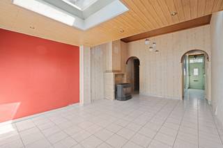 Deze te renoveren woning biedt tal van mogelijkheden en is ideaal voor wie op zoek is naar een project in het hart van Harelbeke.De woning bestaat...