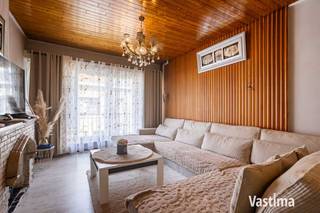 Op zoek naar een veelzijdige woning die wonen, werken en investeren combineert? Deze unieke eigendom vlakbij het centrum van Aalst biedt alles wat u nodig heeft om comfortabel te leven én ruimte te creëren voor uw professionele activiteiten of extra opslag.<br /><br />Gelegen nabij winkels, invalswegen, scholen, … vormt deze woning een slimme keuze voor gezinnen, investeerders én zelfstandigen die het beste van twee werelden willen. Dankzij de ligging nabij het bruisende centrum van Aalst geniet u van alle voorzieningen binnen handbereik, zonder in te boeten op rust en bereikbaarheid. Het is een plek waar comfort, functionaliteit en potentieel hand in hand gaan.<br /><br />EPC label D – Geen renovatieplicht! / CV Aardgas / Beperkt KI €495<br /><br />Op de eerste verdieping ontdekt u een ruime leefruimte en een praktische keuken die uitnodigen tot gezellig tafelen en ontspannen samen zijn. De tweede verdieping biedt 3 comfortabele slaapkamers, een handige dressing en een volledig ingerichte badkamer – ideaal voor wie graag alles overzichtelijk en stijlvol wil inrichten.<br /><br />Het gelijkvloers verrast met een doorrit (H: 2,6 m / B: 2,7 m) naar een achtergelegen loods van +/- 227 m²: de perfecte troef voor een zelfstandig beroep, atelier of opslagruimte. Deze combinatie van wooncomfort en professionele mogelijkheden maakt de woning uniek op de markt.<br /><br />Wacht niet te lang, want zulke veelzijdige eigendommen komen zelden op de markt.