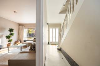 <p><span>WILRIJK - Park Den Brandt</span><span>: Stijlvol ingerichte woning met 4 slaapkamers, ruime tuin en inpandige garage</span></p><p><span> </span></p><p><span>BESCHRIJVING:</span></p><p><span> </span></p><p><span>Gelijkvloers</span><span>:</span></p><p><span>Inkomhal op authentieke terrazzo vloer.</span></p><p><span>Via de gang bereikt men de open eet- en leefruimte op houten parket vloer.</span></p><p><span>Veel lichtinval dankzij de grote raampartijen aan de voorzijde.</span></p><p><span>Doordachte architectuur zorgt eveneens voor een natuurlijke lichtinval aan de achterzijde van de woning.</span></p><p><span> </span></p><p><span>Aparte vernieuwde maatkeuken op natuurstenen vloer, voorzien van oven, microgolfoven en kookvuur van het merk AEG.</span></p><p><span>Ingebouwde koelkast en diepvriezer.</span></p><p><span> </span></p><p><span>1° Verdieping</span><span>:</span></p><p><span>Mooie trap.</span></p><p><span>Deze verdieping herbergt de gerenoveerde design badkamer voorzien van inloopdouche, dubbele lavabo, toilet en ligbad.</span></p><p><span>Handdoekdroger en ventilatiesysteem aanwezig. Ook hier wordt het licht van buiten naar binnen getrokken door de koepel.</span></p><p><span>Twee ruime slaapkamers en een derde kamer in te richten als babykamer of bureau. </span></p><p><span> </span></p><p><span>2° Verdieping</span><span>:</span></p><p><span>De zolder, momenteel benut als gastenkamer met apart bureau, kan nog perfect heringericht worden met een badkamer of als volledige mastersuite.</span></p><p><span> </span></p><p><span>Kelderverdieping:</span></p><p><span>Grote garage met automatische poort.</span></p><p><span>Bergruimte.</span></p><p><span> </span></p><p><span>BIJZONDERHEDEN:</span></p><p><span> </span></p><p><span>* Topligging aan Park Den Brandt, Nachtegalenpark en Middelheimpark</span></p><p><span>* Stijlvolle en doordachte inrichting</span></p><p><span>* Keuken vernieuwd in 2020 - badkamer in 2021</span></p><p><span>* EPC-label D</span></p><p><span>* Mogelijkheid tot parkeren 3 auto's (in de garage, op de oprit en voor de woning op straat)</span></p><p><span> </span></p>