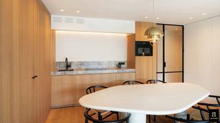 Magnifique appartement meublé de deux chambres, idéalement situé entre la place Van Bunnen et la place du Phare. Composition: hall d’entrée avec vestiaire et toilette invités. Séjour avec cuisine ouverte entièrement équipée donnant accès à une terrasse ensoleillée orientée sud. Chambre principale avec placards intégrés. Deuxième chambre avec lits superposés. Salle de bains avec douche et double lavabo. Lave-linge/sèche-linge présent. À recommander vivement. La résidence a été récemment entièrement rénovée, avec nouveaux balcons et terrasses.