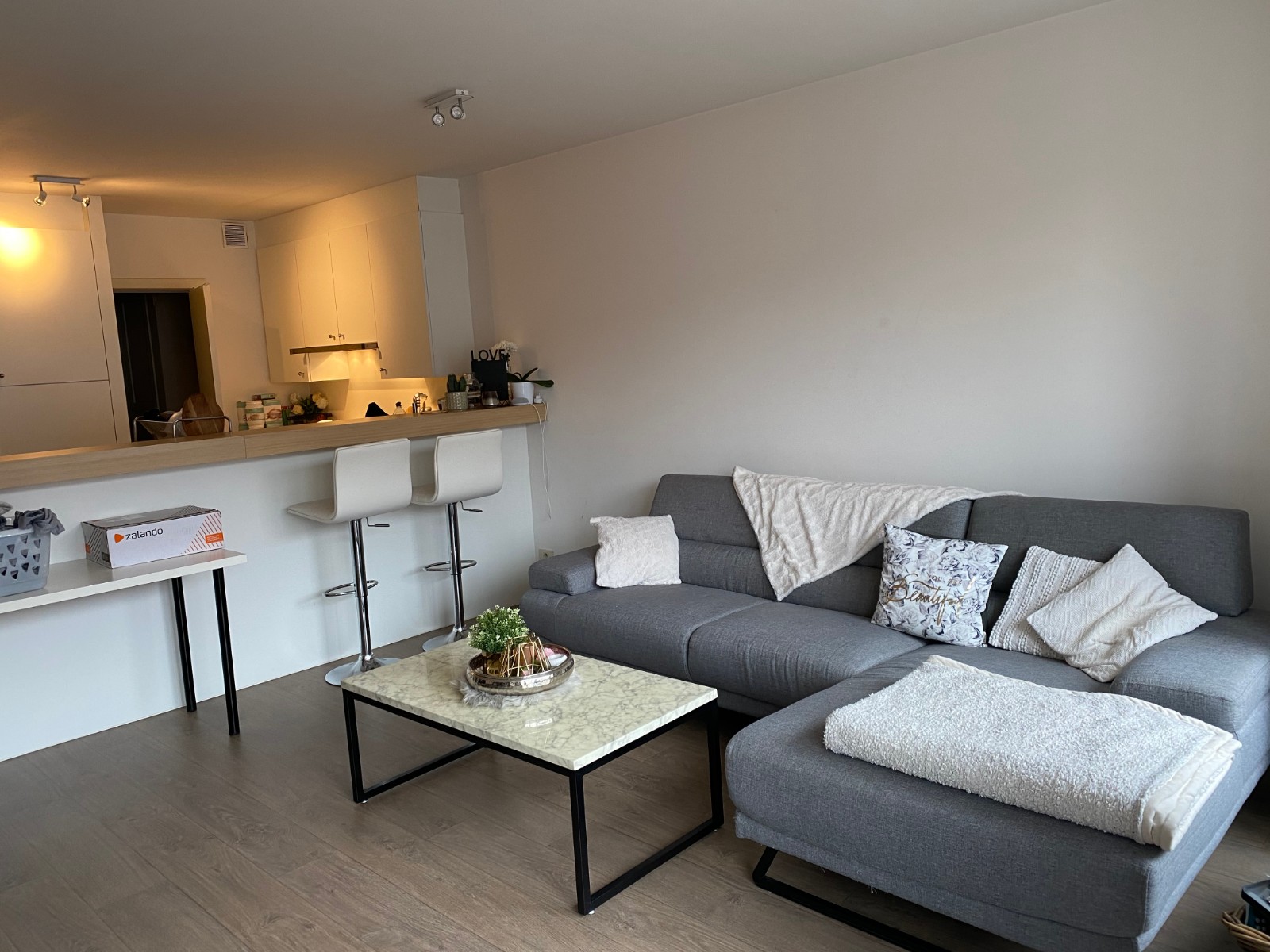 Te huur: modern 2-kamerappartement met ondergrondse staanplaats in Waregem - photo 1
