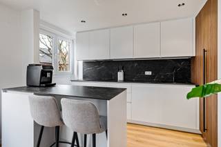 IN OPTIE !!Dit recent gerenoveerde en instapklare appartement is rustig, doch centraal gelegen, met groen en ontspanning in de onmiddellijke...