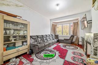 Op een bijzonder aangename locatie, vlakbij zowel het centrum als de zee, bevindt zich dit ruim appartement met een bewoonbare oppervlakte van ca. 155 m². Dankzij de centrale ligging geniet u hier van een uitstekende bereikbaarheid, winkels en openbaar vervoer in de nabije omgeving, en bent u bovendien op korte afstand van het strand.<br /><br />Indeling:<br /><br />Bij het betreden van het appartement komt u in de woonkamer, die bestaat uit een gezellige salonruimte vooraan en een eetplaats. Aansluitend bevindt zich een semi-ingerichte keuken. Verder is er een apart toilet en een douchekamer. Het appartement beschikt daarnaast over twee volwaardige slaapkamers.<br /><br />Het appartement op de tweede verdieping is samen met het dak-verdiep waar nog 2 slaapkamers zijn en een extra badkamer. <br /><br />Extra informatie:<br /><br /><ul><li>Bewoonbare oppervlakte: ca. 155 m²<br /><br /></li><li>Momenteel verhuurd aan €771 / maand<br /><br /></li><li>EPC: 327 kWh/m² jaar<br /><br />Interessant investeringspand dankzij de bestaande huurovereenkomst<br /><br />Dit appartement combineert ruimte, een praktische indeling en een uitstekende ligging nabij stad en zee, waardoor het zowel voor investeerders als toekomstige bewoners een interessante opportuniteit vormt.<br /><br />Interesse? Neem gerust contact op voor meer informatie of een bezoek.</li></ul>