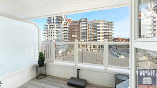 Prachtig appartement gelegen aan het Albertplein met zeezicht en zicht op de villa's. Indeling: Inkomhal met vestiaire en toilet, ruime...