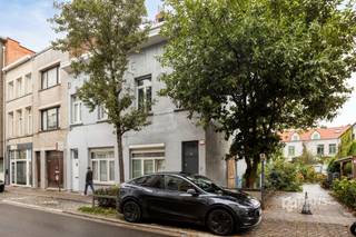 <p><span> </span></p><p><span>Op deze opkomende locatie op een boogscheut van Park Spoor Noord en de Slachthuissite geniet je van de nabijheid van de stad, maar bereik je tegelijk de snelweg en de stadsrand in slechts enkele minuten. Verplaats je je met bus, tram of trein? Je hebt hier tal van openbare vervoersmogelijkheden op wandel- en fietsafstand en ook aan velo-stations is er geen gebrek in de nabije omgeving.</span></p><p><span> </span></p><p><span>De bescheiden gevel herbergt een knusse woning van zo’n 145m² met 3 slaapkamers. Ze is te op te frissen maar de elektriciteit is wel reeds conform en ook is er recent nog een nieuwe verwarmingsketel geplaatst. De woning is gelegen aan een gezellig woonerf waar het rustig vertoeven is. </span></p><p><span> </span></p><p><span>Je komt binnen in de inkom-/traphal en bereikt zo de leefruimte van respectievelijk 32 m². Achteraan op het gelijkvloers bevindt zich de aparte keuken (15 m²). Op de eerste etage situeren zich een slaapkamers van 21 m². Hier treffen we eveneens de badkamer (11 m²) met douche, toilet en lavabo. Via de tussenverdieping bereikt met het platdak ingericht als terras. Op de bovenverdieping zijn er nog eens twee slaapkamers van 12 m² en 21 m² te vinden. </span></p><p><span> </span></p><p><span>Tot slot is het pand deels onderkelderd. Bewoonbare opp. 145 m² ref.: bruto vloeropp. Voor meer info of een gratis schatting surf naar www.hansimmo.be</span></p><p><span> </span></p>