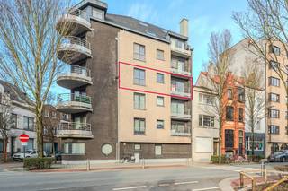 Dit appartement te koop is gelegen op de derde verdieping van residentie Maité te Oostende. U bevindt zich hier op wandelafstand van het openbaar vervoer en vlakbij tal van voorzieningen zoals winkels en scholen. Hier geniet u van de rust, terwijl het centrum en het strand toch vlakbij zijn.Indeling:- inkomhal- lichtrijke leefruimte met toegang tot het aangenaam terrasje- keuken voorzien van frigo met vriesvak, combi-oven, vaatwas, keramische kookplaat en spoeltafel- nachthal- slaapkamer 1 (10 m²)- dressing (7 m²) momenteel ingericht als slaapkamer (mogelijkheid tot plaatsen van een stapelbed)- badkamer voorzien van douche, badkamermeubel met spiegelkast en aansluiting voor een wasmachine- afzonderlijk toilet voorzien van handwaslavaboPluspunten:- gunstig EPC (label-A)- instapklaar- recente residentie (2011)- uitstekende staat- positieve elektrische keuring- mobiscore van 9.1/10De residentie dateert van 2011 en is uitstekend onderhouden. Het appartement zelf is erg verzorgd en biedt potentieel als vaste woonst, maar is ook zeker interessant als tweede verblijf of investering. Contacteer ons voor een bezoek ter plaatse.